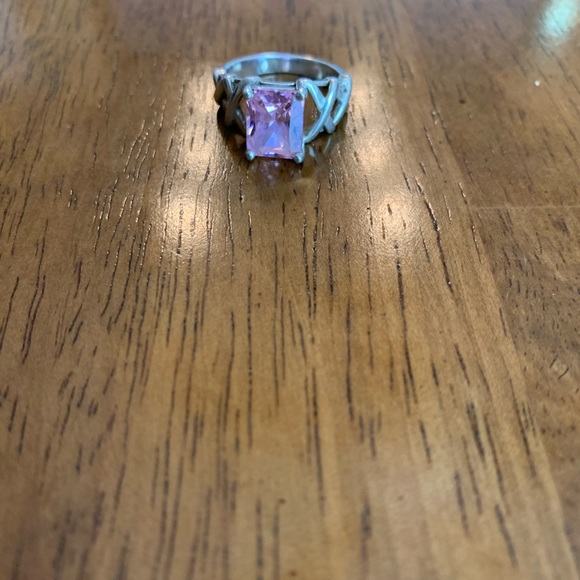 Beautiful sterling silver ring with square pink CZ - Picture 7 of 9